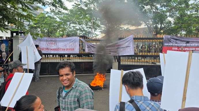 Demo mahasiswa mempertanyakan kinerja Sugeng Teguh Santoso di DPRD Kota Bogor. 