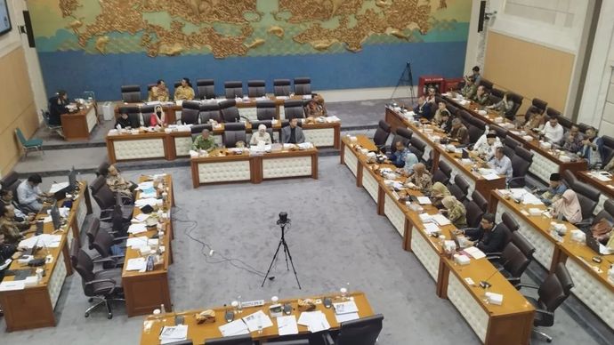 Ketua Komisi VII DPR RI Saleh Partaonan Daulay memimpin rapat bersama Ditjen IKMA dan asosiasi-asosiasi industri kecil menengah di kompleks parlemen, Jakarta, Kamis, 13 November 2025. ANTARA/Bagus Ahmad Rizaldi.