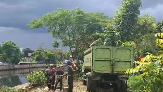 Petugas Suku Dinas Pertamanan dan Hutan Kota (Tamhut) Jakarta Barat merapikan area taman Jalan Daan Mogot, Cengkareng, Jakarta Barat, Kamis, 13 November 2025, menyusul adanya laporan dugaan prostitusi gay di lokasi tersebut. ANTARA/Risky Syukur