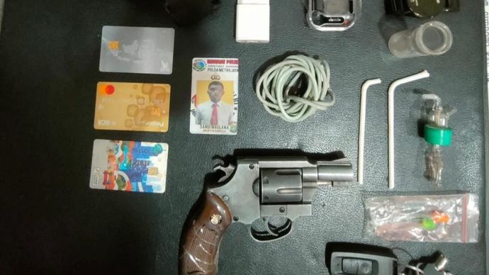 Barang bukti dari polisi gadungan. 