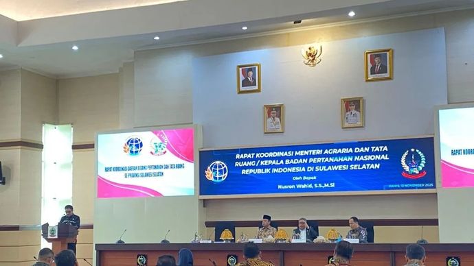Rapat Koordinasi Penyelesaian Isu-isu Strategis Pertanahan bersama Menteri Agraria dan Tata Ruang/Kepala Badan Pertanahan Nasional (ATR/BPN) Nusron Wahid dan kepala daerah se Sulsel di Kantor Gubernur Sulawesi Selatan, Kamis, 13 November 2025. ANTARA/Nur Suhra Wardyah