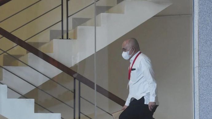 Anggota DPR Fraksi Partai Gerindra Heri Gunawan berjalan ke ruangan untuk menjalani pemeriksaan di Gedung Merah Putih KPK, Jakarta, Jumat (27/12/2024). Heri Gunawan diperiksa sebagai saksi terkait dugaan korupsi dana corporate social responsibility (CSR) di Bank Indonesia (BI). ANTARA FOTO/Indrianto Eko Suwarso/nym.