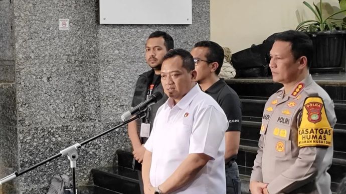 Direktur Reserse Kriminal Umum Polda Metro Jaya, Kombes Pol Iman Imanuddin (baju putih) didampingi Kabid Humas Polda Metro Jaya, Kombes Pol Budi Hermanto saat ditemui di Mapolda Metro Jaya, Kamis, 13 November 2025. ANTARA/Ilham Kausar