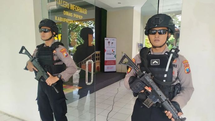 Anggota Polres Ponorogo berjaga ketat di depan ruang sekretariat DPUPKP saat berlangsung penggeledahan oleh tim KPK di Ponorogo, Jawa Timur, Kamis, 13 November 2025. ANTARA/HO - Prastyo.
