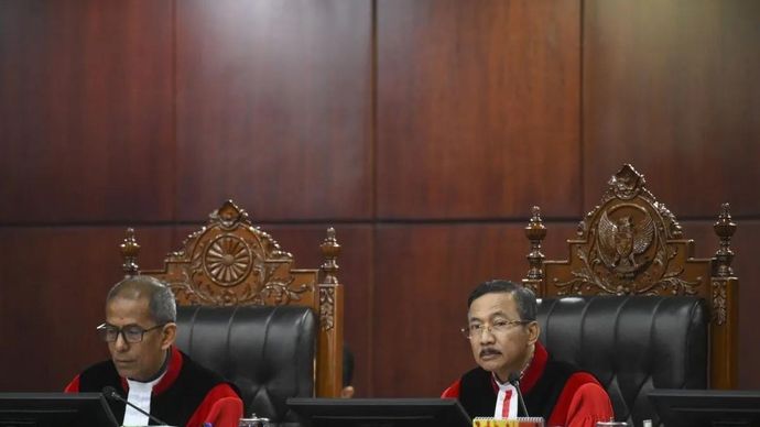 Ketua Mahkamah Konstitusi Suhartoyo (kanan) didampingi Wakil Ketua MK Saldi Isra memimpin sidang pembacaan putusan uji materiil UU Polri di Gedung MK, Jakarta, Kamis (13/11/2025). MK mengabulkan uji materiil terhadap pasal 28 ayat (3) UU No. 2 tahun 2002 tentang Kepolisian Negara Republik Indonesia sehingga kini anggota Polri aktif harus mengundurkan diri atau pensiun untuk menduduki jabatan di luar kepolisian. ANTARA FOTO/Hafidz Mubarak A/bar.