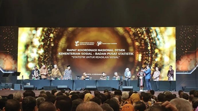 Sekretaris Kabinet (Seskab) Teddy Indra Wijaya mendengarkan langsung aspirasi dari perwakilan peserta Rapat Koordinasi Nasional bertajuk &ldquo;Statistik untuk Keadilan Sosial&rdquo; yang disaksikan langsung oleh Menteri Sosial Saifullah Yusuf dan Kepala Badan Pusat Statistik (BPS) Amalia di Jakarta, Kamis 13 November 2025. ANTARA/M Riezko Bima Elko Prasetyo
