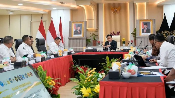 Menko Kumham Imipas Yusril Ihza Mahendra (tengah) memimpin Rapat Tingkat Menteri Pembahasan Rencana Pemberian Amnesti, Abolisi, dan Rehabilitasi, yang diselenggarakan di Jakarta, Kamis, 13 November 2025. ANTARA/HO-Kemenko Kumham Imipas