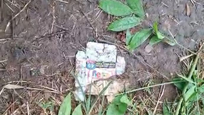 Bungkus kondom (alat kontrasepsi) berserakan di area pertamanan Jalan Daan Mogot, Cengkareng, Jakarta Barat, Kamis, 13 November 2025. ANTARA/Risky Syukur