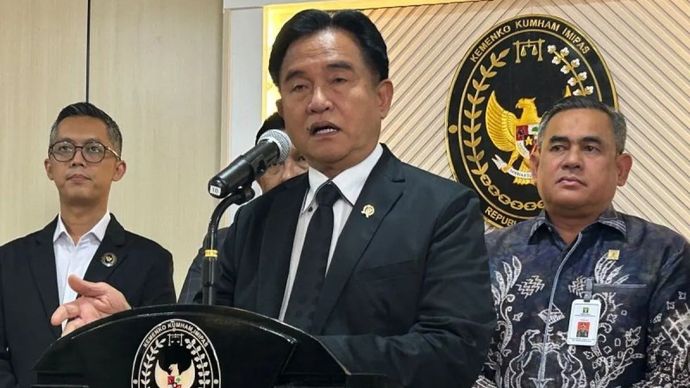 Menko Kumham Imipas Yusril Ihza Mahendra saat memberikan keterangan kepada media, di Jakarta, Kamis, 13 November 2025. (ANTARA/Agatha Olivia Victoria)