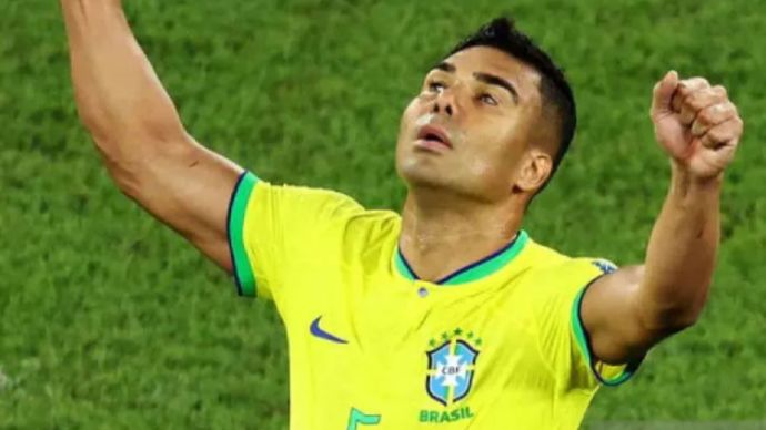 Pemain timnas Brasil Casemiro berselebrasi usai membobol gawang Swiss pada pertandingan fase Grup G Piala Dunia Qatar 2022 di Stadion 974, Doha, Qatar, Senin (28/11/2022). Brasil menang tipis 1-0 atas Swiss dan memastikan diri lolos ke babak 16 besar Piala Dunia 2022. ANTARA FOTO/REUTERS/Marko Djurica/wsj.