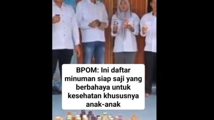 Pihak yang disebut petugas BPOM merazia minuman Ale-Ale dan lainnya. 