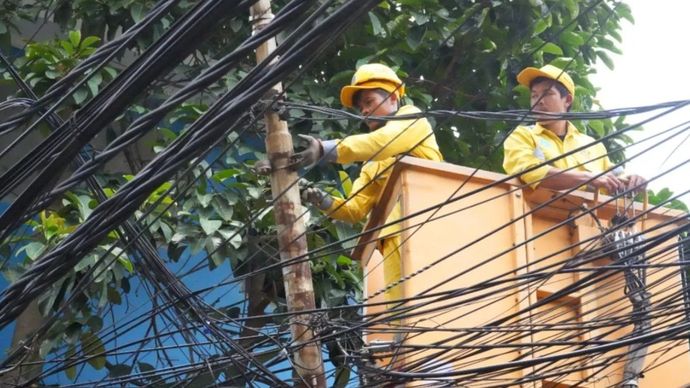 Suku Dinas Bina Marga Jakarta Selatan menangani kabel yang menjuntai di Jalan Anggrek II, Kelurahan Karet Kuningan, Kecamatan Setiabudi, Jakarta, Jumat, 14 November 2025. ANTARA/HO-Pemprov DKI Jakarta.