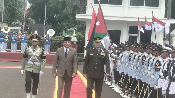 Menteri Pertahanan RI Sjafrie Sjamsoeddin (kiri) dan Kepala Staf Gabungan Angkatan Bersenjata Yordania Major General Pilot Yousef Ahmed Al-Hunaity (kanan) saat memeriksa pasukan kantor Kementerian Pertahanan, Jakarta Pusat, Jumat, 14 November 2025. (ANTARA/Walda Marison)