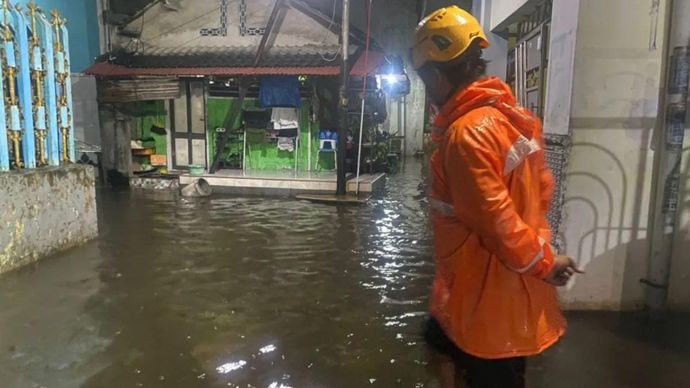 Petugas BPBD Pasuruan meninjau lokasi banjir di beberapa wilayah di Kabupaten Pasuruan, Jawa Timur. ANTARA/HO-Kominfo Kabupaten Pasuruan.