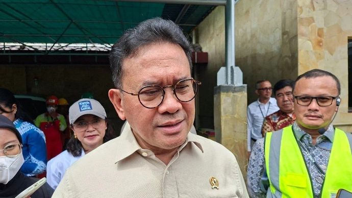 Menteri Perdagangan (Mendag) Budi Santoso menjawab pertanyaan awak media setelah menghadiri pemusnahan balpres pakaian bekas impor di Nambo, Kabupaten Bogor, Jawa Barat pada Jumat, 14 November 2025. (ANTARA/Aji Cakti)