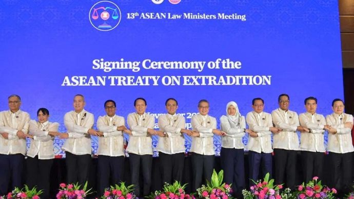 Menteri Hukum RI Supratman Andi Agtas (ketiga dari kanan) bersama menteri-menteri hukum dari negara anggota ASEAN dalam Pertemuan Menteri Hukum ASEAN (ALAWMM) Ke-13 di Manila, Filipina, Jumat 14 November 2025. (ANTARA/HO-Kementerian Hukum RI)