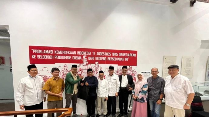 Pimpinan Majelis Ulama Indonesia (MUI) bersama pimpinan Kantor Berita ANTARA berfoto bersama saat kunjungan ke ANTARA Heritage Center (AHC) Jakarta, Jumat 14 November 2025. ANTARA/Asep Firmansyah