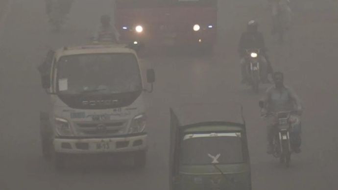 Sejumlah kendaraan dan pengendara melintas di sebuah jalan saat kabut asap menyelimuti wilayah Lahore, Pakistan pada 12 November 2024. ANTARA/Xinhua/Sajjad