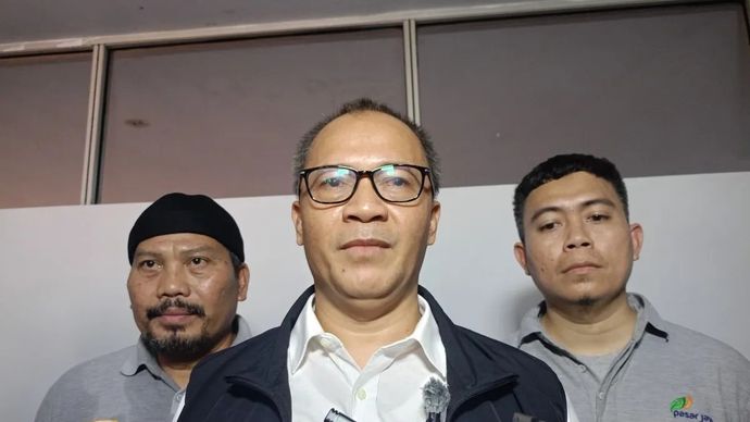 Kepala Divisi Operasional Pasar Wilayah II Perumda Pasar Jaya, Yohanes Daramonsidi di Pasar Pramuka, Jakarta Timur, Kamis, 13 November 2025. ANTARA/Siti Nurhaliza