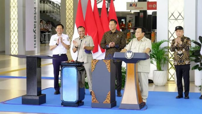 Menteri Koordinator Bidang Infrastruktur dan Pembangunan Kewilayahan RI Agus Harimurti Yudhoyono (AHY) bersama Presiden RI Prabowo Subianto