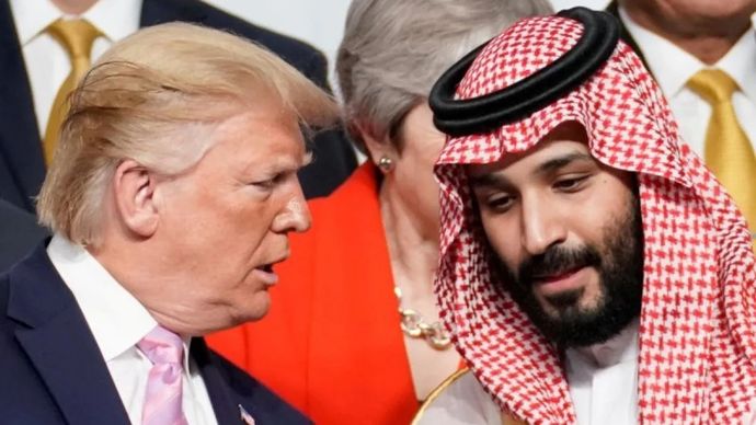 Arsip - Presiden AS Donald Trump berbicara dengan Pangeran Mahkota Arab Saudi Mohammed bin Salman saat KTT G20 di Osaka, Jepang, 28 Juni 2019. (ANTARA/REUTERS/Kevin Lamarque/aa)