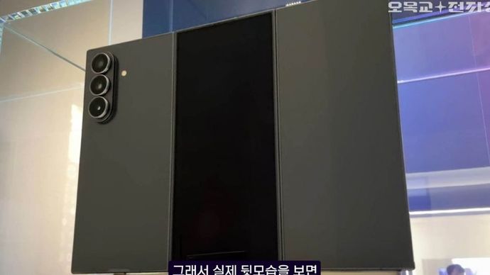 Samsung Galaxy Z TriFold telah dipamerkan dalam sebuah acara di Korea. (Foto: Istimewa via GSM Arena)