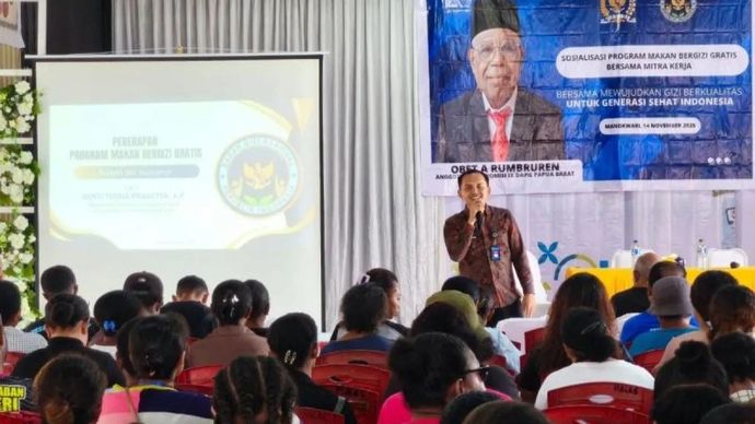Perwakilan Direktorat Promosi dan Edukasi Gizi BGN Gusti Yudha saat melakukan sosialisasi MBG bersama Anggota DPR RI Obet Rumbruren di Manokwari, Jumat 14 November 2025. ANTARA/Ali Nur Ichsan