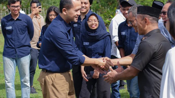 Menteri Transmigrasi M. Iftitah Sulaiman Suryanagara dalam kunjungannya di Kawasan Transmigrasi Sano Nggoang, Kab. Manggarai Barat, NTT