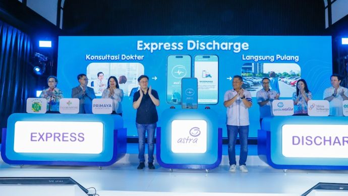 Kiri &ndash; kanan: Direktur Operasional Hermina Hospitals Group, dr Suryanti Gunadi, MARS.; Chief Information Officer Eka Hospital, Denny Charlie; CEO Primaya Hospital Group, Leona A Karnali; Wakil Presiden Direktur Astra dan Director in Charge Astra Financial, Rudy; President Director Asuransi Astra, Maximiliaan Agatisianus; Operation Director Asuransi Astra, Hendry Yoga; COO Mitra Keluarga, dr. Christina Dian Anggraeni; President Director EMC Healthcare, Jusup Halimi saat peresmian layanan terkini dari Garda Medika, yakni Express Discharge pada Garda Mobile Medcare di Hotel Morrissey, Jakarta pada (12/11). Pengalaman seamless dalam berobat rawat jalan ini tidak terlepas dari dukungan dan kesamaan komitmen dari rumah sakit yang juga ingin memberikan peace of mind kepada peserta Garda Medika saat berobat di rumah sakit. 