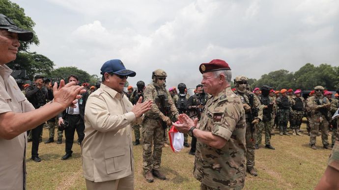 Presiden RI Prabowo Subianto  bersama Raja Yordania Abdullah II bin Al-Hussein menyaksikan langsung kolaborasi demonstrasi drone dari TNI dan AB Yordania