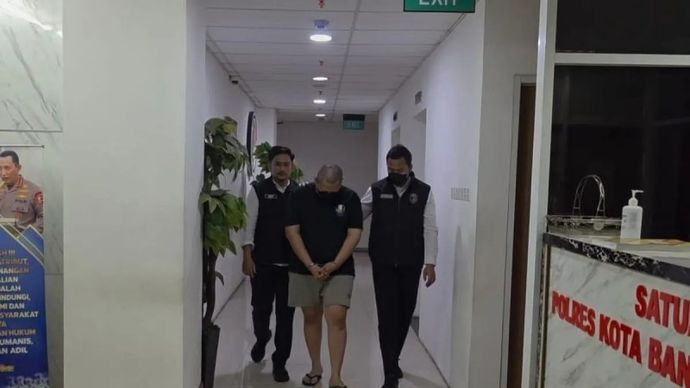 Petugas dari Satreskrim Polresta Bandara Soetta menggiring pelaku penipuan perekrutan tenaga kerja. (ANTARA/Azmi Samsul M)