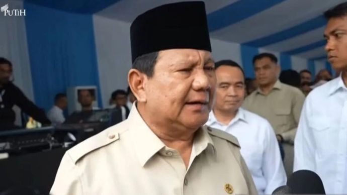Presiden Prabowo Subianto memberikan keterangan pers usai menghadiri peluncuran digitalisasi pembelajaran untuk Indonesia Cerdas di SMP Negeri 4 Kota Bekasi, Jawa Barat, Senin 17 November 2025. ANTARA/Mentari Dwi Gayati
