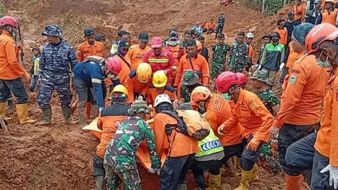 Tim SAR gabungan mengevakuasi jenazah Kasrinah yang ditemukan tertimbun material longsoran di Worksite A-2, Dusun Cibuyut, Desa Cibeunying, Kecamatan Majenang, Kabupaten Cilacap, Jawa Tengah, Minggu 16 November 2025 . ANTARA/HO-Basarnas Cilacap/pri.