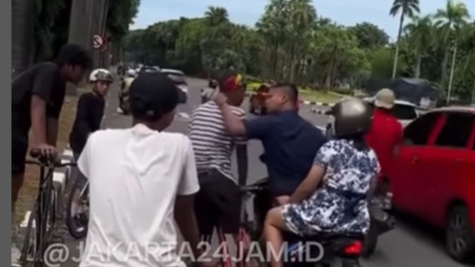 Seorang pengendara sepeda dicekik oleh pengendara motor yang melaju lawan arus saat melintas di Jalan MH. Thamrin, Lippo Cikarang, pada Minggu pagi, 16 November 2025. Aksi tersebut direkam oleh teman korban yang berada di lokasi kejadian.
