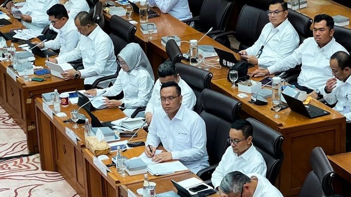 Direktur Utama Pertamina Simon Aloysius Mantiri dalam (tiga kanan) rapat kerja dengan Komisi XII DPR RI di Jakarta, Senin, 17 November 2025. ANTARA/Harianto.