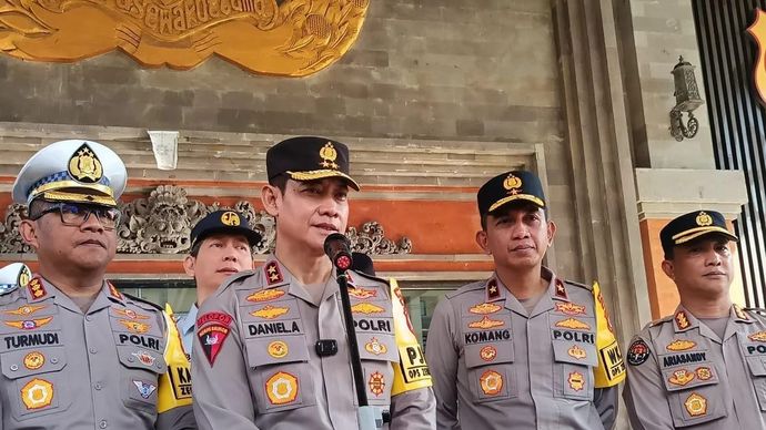 Kepala Kepolisian Daerah Bali Inspektur Jenderal Polisi Daniel Adityajaya memberikan keterangan kepada wartawan terkait Operasi Zebra Agung 2025 usai menggelar apel gelar pasukan di halaman depan Mapolda Bali, Denpasar, Senin 17 November 2025. ANTARA/Rolandus Nampu