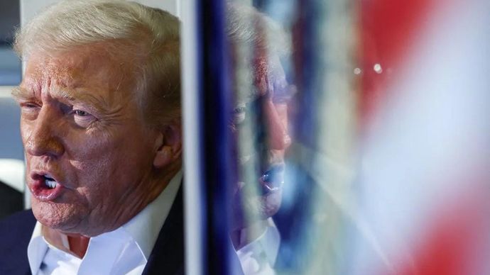 Arsip - Presiden AS Donald Trump berbicara kepada wartawan saat perjalanan ke Tokyo di pesawat Air Force One, Senin 27 Oktober 2025. ANTARA FOTO/REUTERS/Evelyn Hockstein/agr