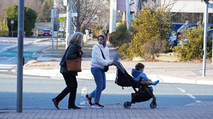 Orang-orang dengan anak di kereta dorong berjalan di Anketell Street di Canberra, Australia, 19 Juni 2025. ANTARA/Xinhua/Zhang Na