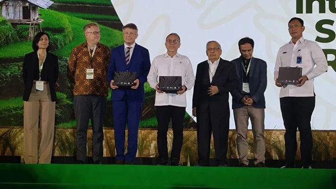 Menteri Koordinator Bidang Pangan Zulkifli Hasan (Zulhas) (tengah) menghadiri International Sustainable Rice Forum (ISRF) 2025 di Jakarta, Senin, 17 November 2025. (ANTARA/Aria Ananda)