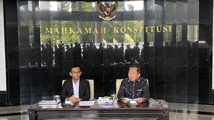 Hakim Konstitusi Arsul Sani (kanan) menjawab tudingan ijazah palsu dalam konferensi pers di Mahkamah Konstitusi, Jakarta, Senin, 17 November 2025. ANTARA/Fath Putra Mulya.
