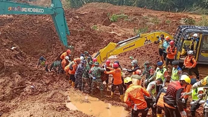 Tim SAR gabungan mengevakuasi jenazah korban bencana tanah longsor yang ditemukan di Worksite A-2. Dusun Cibuyut, Desa Cibeunying, Kecamatan Majenang, Kabupaten Cilacap, Jawa Tengah, pada hari kelima operasi pencarian, Senin 17 November 2025. ANTARA/HO-Basarnas Cilacap