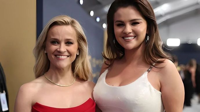 Aktris Reese Witherspoon (kiri) dan Selena Gomez (kanan) saat tampil di ajang penghargaan SAG Awards 2024 di Los Angeles, Amerika Serikat, Sabtu, 24 Februari 2025 malam. (ANTARA/Instagram.com @sagawards) (ANTARA/Instagram.com @sagawards)