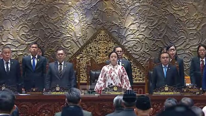 Wakil Ketua DPR RI Adies Kadir (ketiga dari kiri) mengikuti rapat paripurna. 