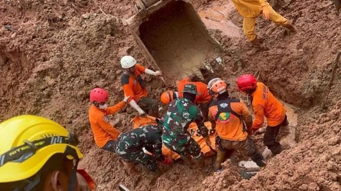 Tim SAR gabungan mengevakuasi jenazah korban bencana tanah longsor yang ditemukan di Worksite B-2, Desa Cibeunying, Kecamatan Majenang, Kabupaten Cilacap, Jawa Tengah, Selasa 18 November 2025. ANTARA/HO-Basarnas Cilacap