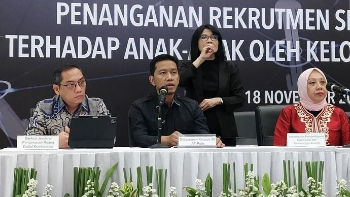 Juru Bicara Densus 88 Antiteror Polri AKBP Mayndra Eka Wardhana (tengah) berbicara dalam konferensi pers di Gedung Bareskrim Polri, Jakarta, Selasa 18 November 2025. (ANTARA/Nadia Putri Rahmani)
