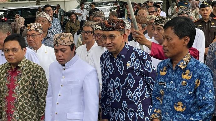 Menteri Kebudayaan (Menbud) RI Fadli Zon (dua dari kanan) saat berkunjung ke salah satu keraton di Kota Cirebon, Jawa Barat, Senin, 17 November 2025. ANTARA/Fathnur Rohman.