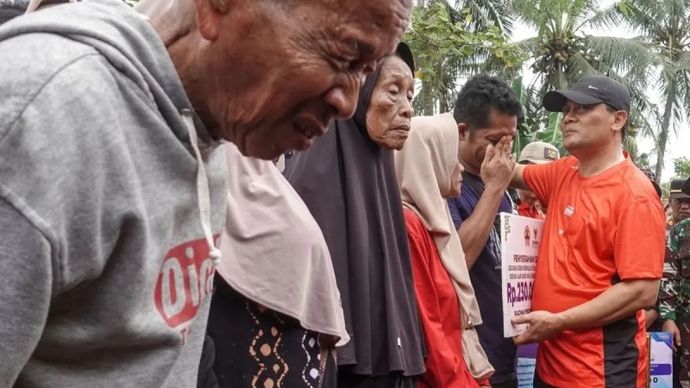 Gubernur Jateng Ahmad Luthfi (kanan), memberikan santunan kepada korban longsor, Desa Cibeunying, Majenang, CIlacap, Jawa Tengah, Minggu, 16 November 2025. Gubernur Jateng menyiapkan dana darurat Rp400 milar dan lahan seluas 3,5 hektare untuk relokasi warga terdampak longsor sesegera mungkin karena terdeteksi masih ada retakan tanah yang berpotensi menimbulkan longsor susulan. ANTARA FOTO/Idhad Zakaria