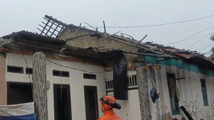 Petugas BPBD melakukan asesmen rumah rusak akibat angin kencang di Ciseeng, Kabupaten Bogor, Jawa Barat, Selasa 18 November 2025. ANTARA/HO-BPBD Kabupaten Bogor