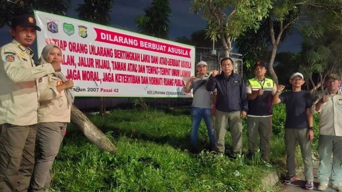 Satuan Polisi Pamong Praja (Satpol PP) Jakarta Barat memasang spanduk ketertiban umum di taman Jalan Daan Mogot, KM 12, Cengkareng, Jakarta Barat, Jumat, 14 November 2025 malam, menyusul dugaan prostitusi sesama jenis di lokasi tersebut. ANTARA/HO-Satpol PP Jakbar.
