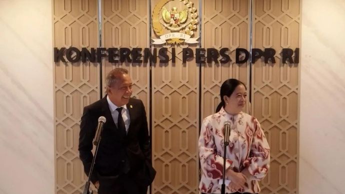 Ketua DPR RI Puan Maharani bersama Wakil Ketua DPR RI Saan Mustopa saat konferensi pers di kompleks parlemen, Jakarta, Selasa 18 November 2025. (ANTARA/Bagus Ahmad Rizaldi)